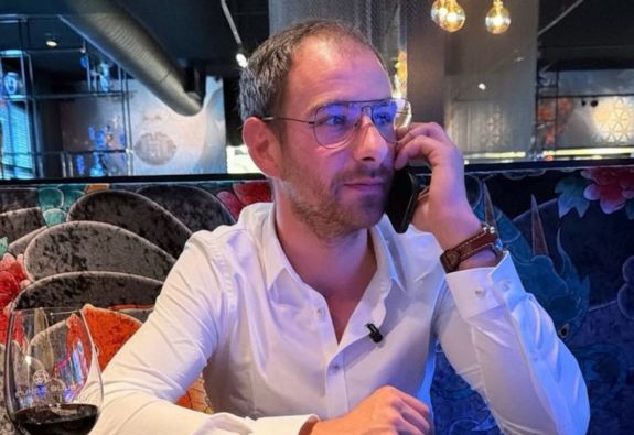 Hendrik in gesprek met een klant aan de telefoon