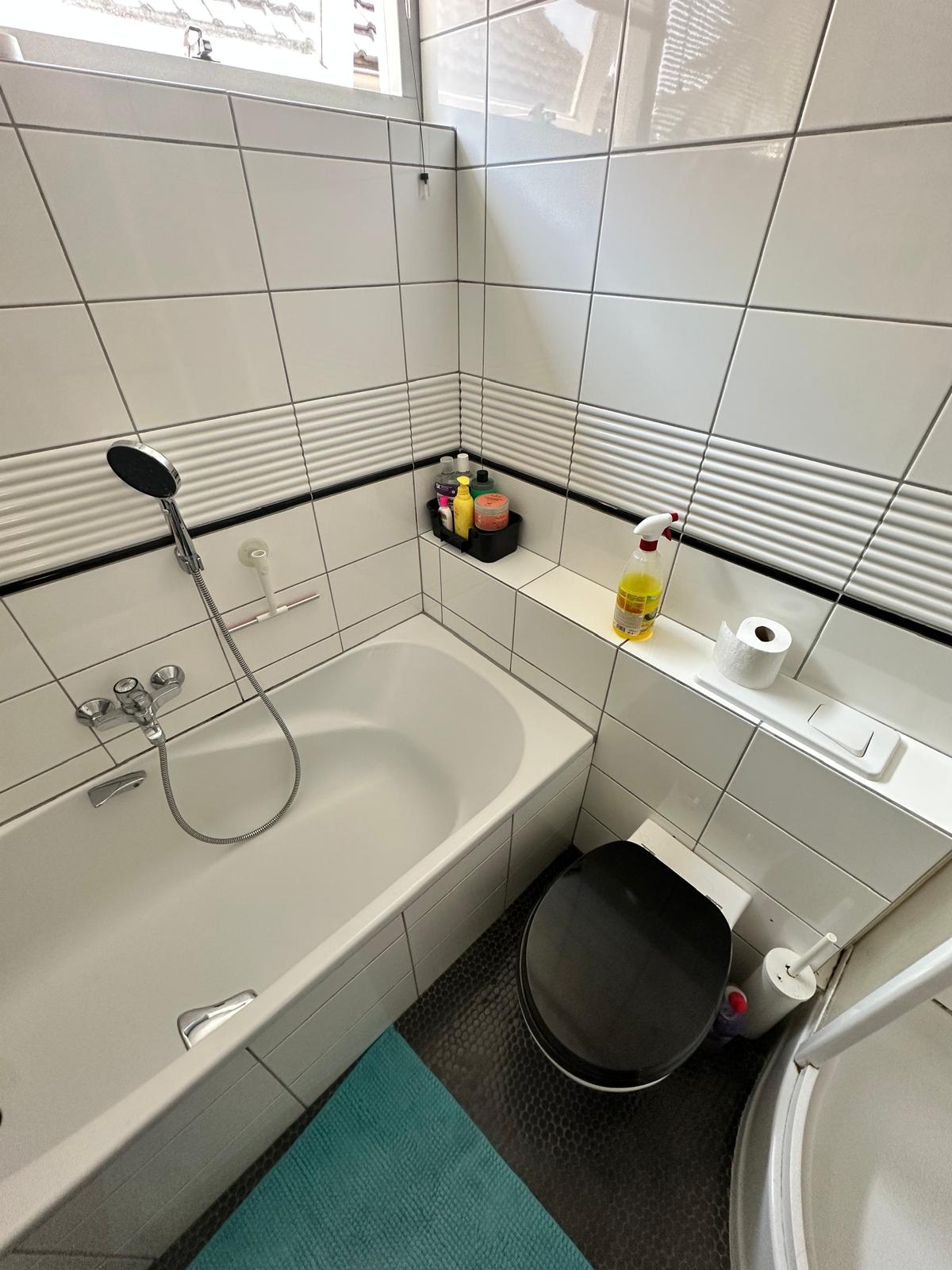 Renovatie in Ermelo voor de werkzaamheden: De bestaande badkamer was verouderd en voldeed niet meer aan de wensen van de bewoners.