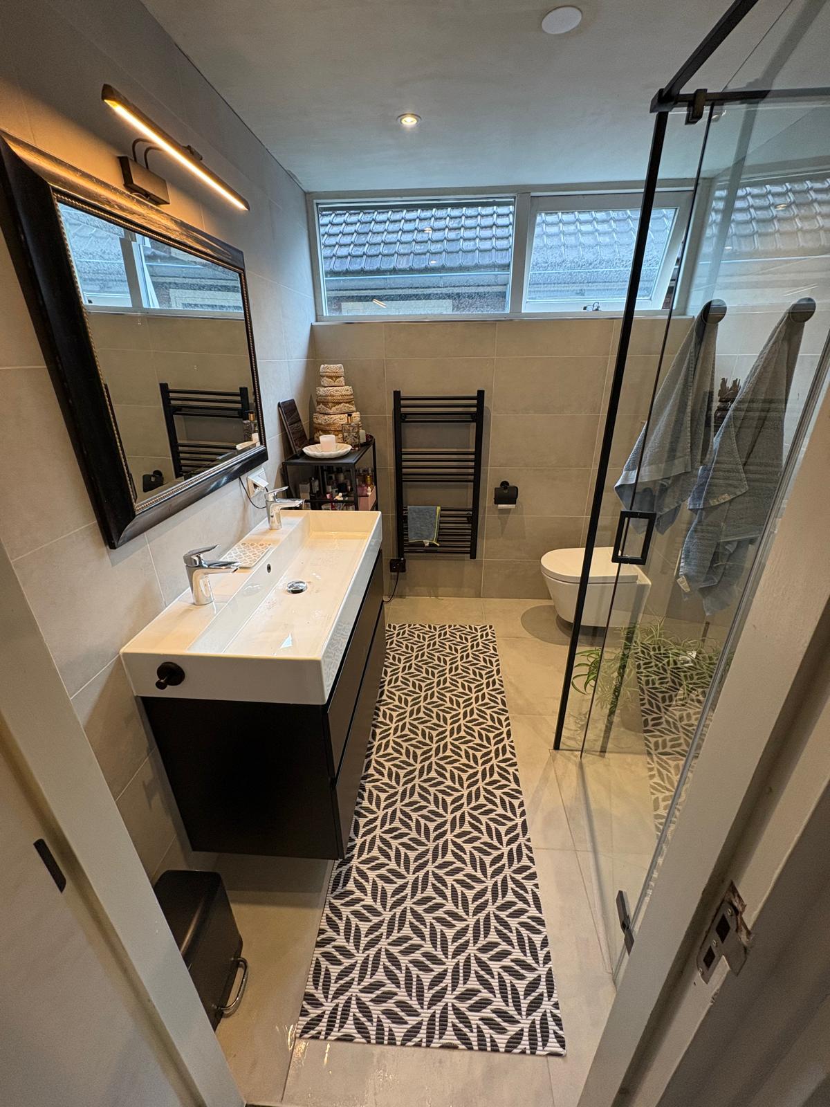 Renovatie in Ermelo na oplevering: De badkamer is volledig vernieuwd en heeft een frisse, eigentijdse uitstraling gekregen.