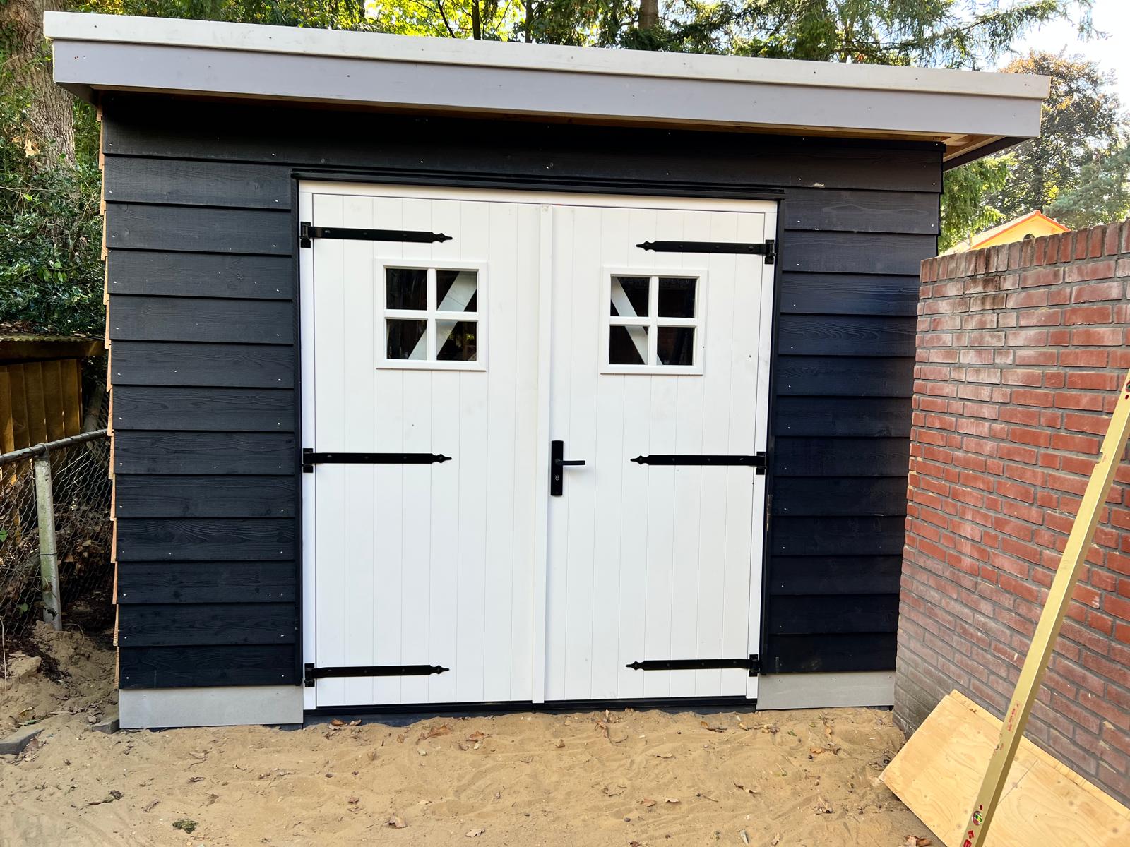 Renovatie in Putten voor de werkzaamheden: De bewoners wilden meer opbergruimte en een comfortabele plek om langer van de tuin te genieten.