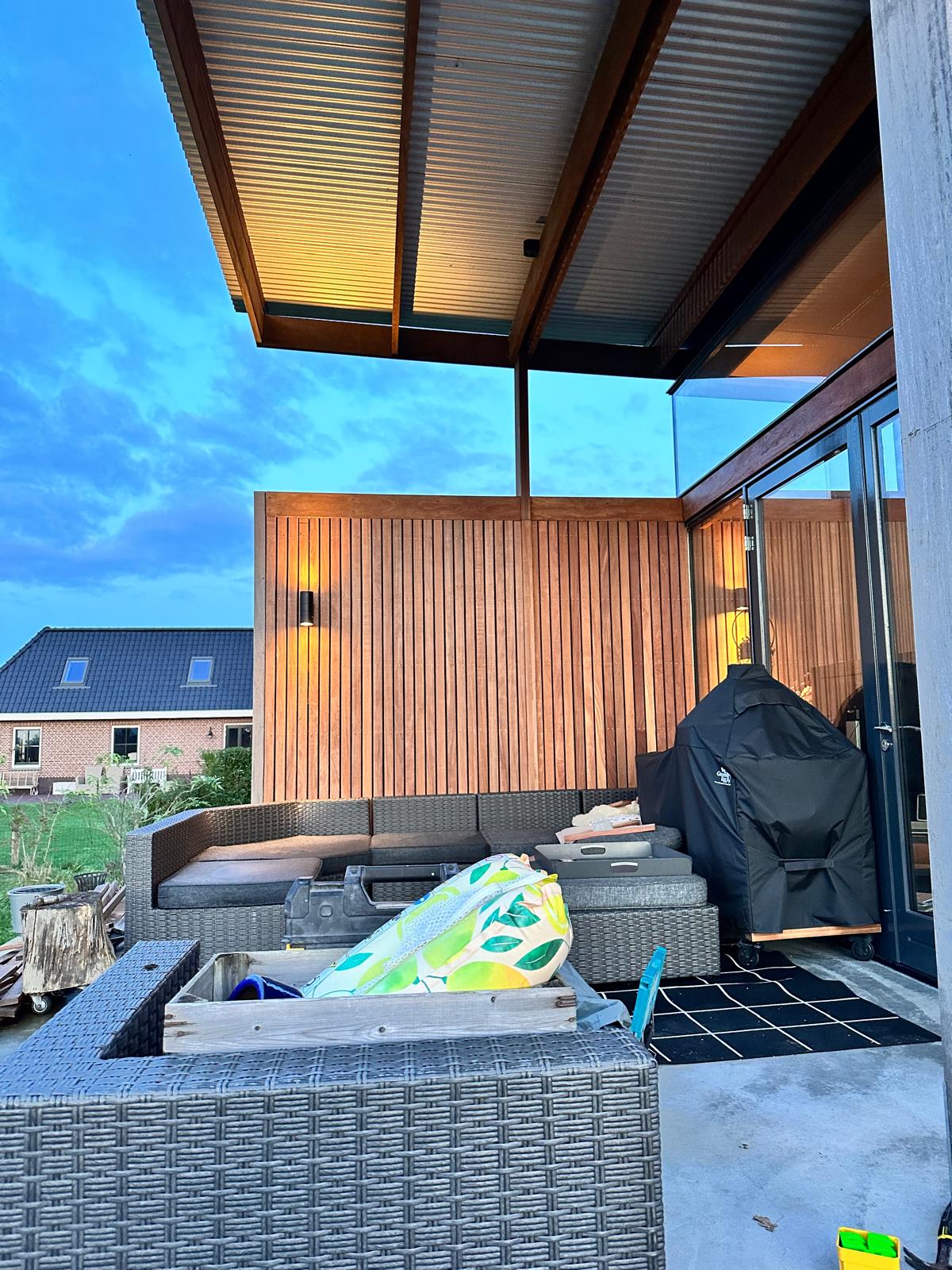 Werkfoto 3 van de renovatie in Putten: Schuur, overkapping en berging